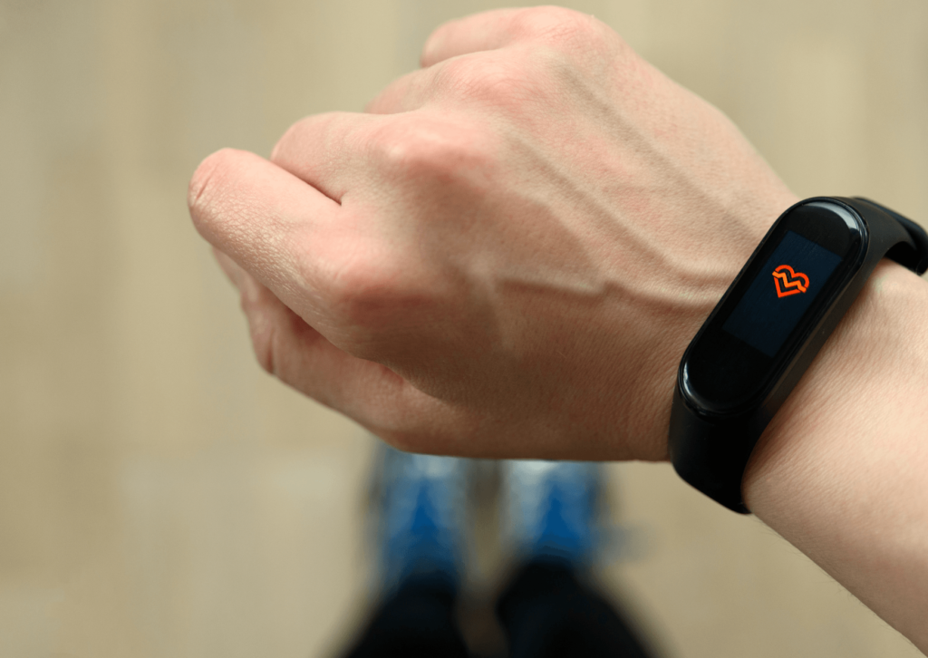 Aprenda como usar a variabilidade da frequência cardíaca para otimizar treinos na academia e esportes, evitando riscos de overtraining e lesões.