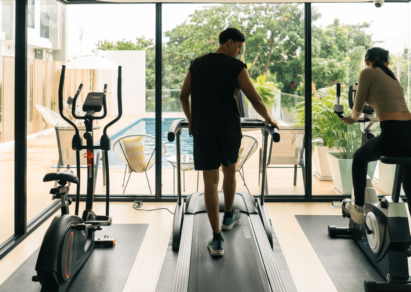 Descubra como gerir e valorizar academias em condomínios. Guia sobre equipamentos, manutenção e o papel do personal trainer.