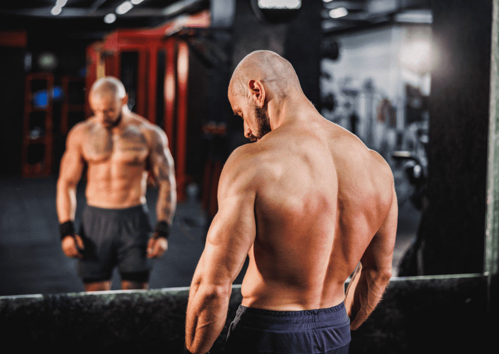 Entenda o que é dismorfia muscular, como identificar os sinais em alunos e o papel vital dos profissionais de fitness no suporte à saúde mental.