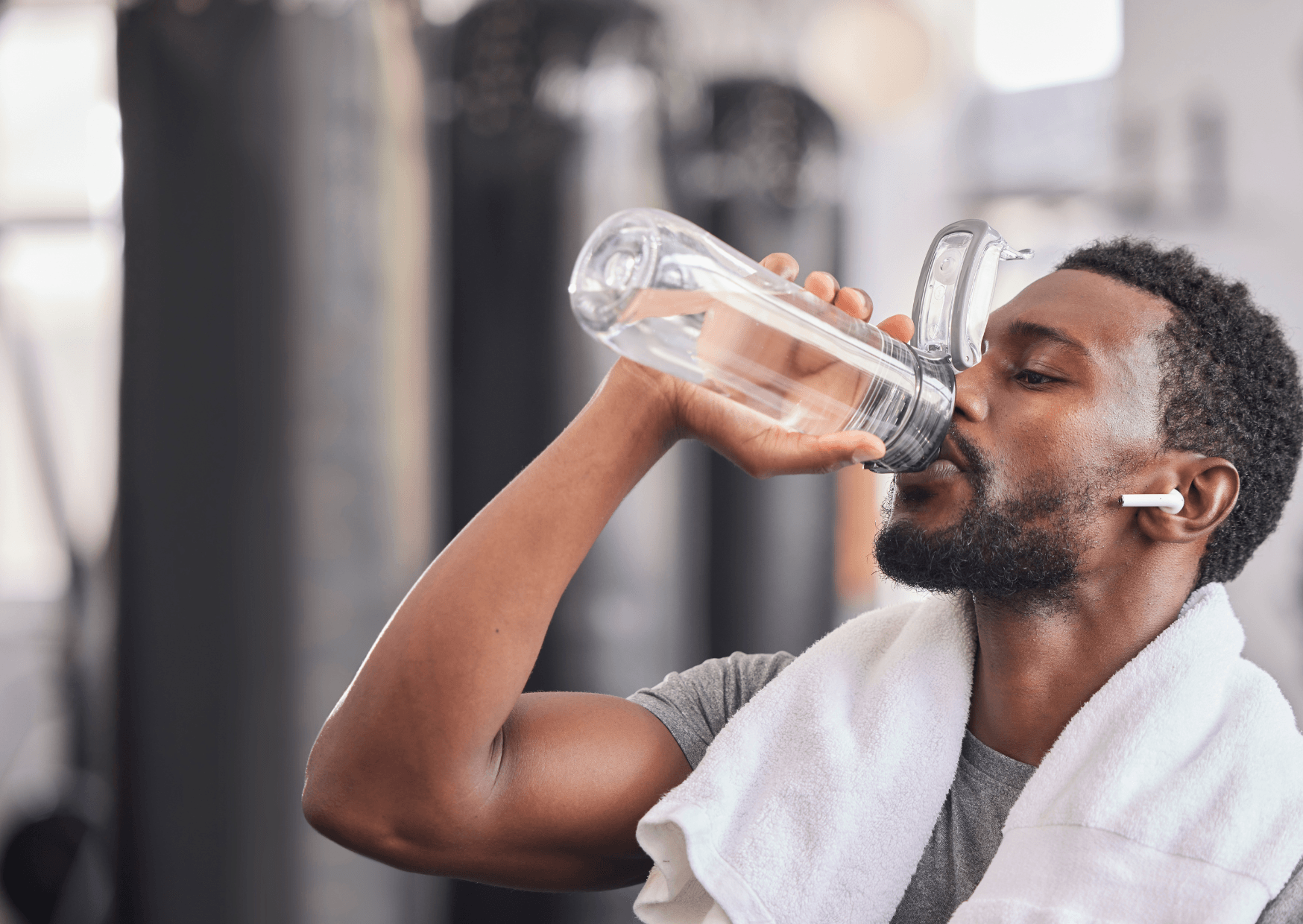 Entenda como a desidratação intracelular prejudica seus treinos e saúde. Aprenda a como otimizar a hidratação celular para performance.
