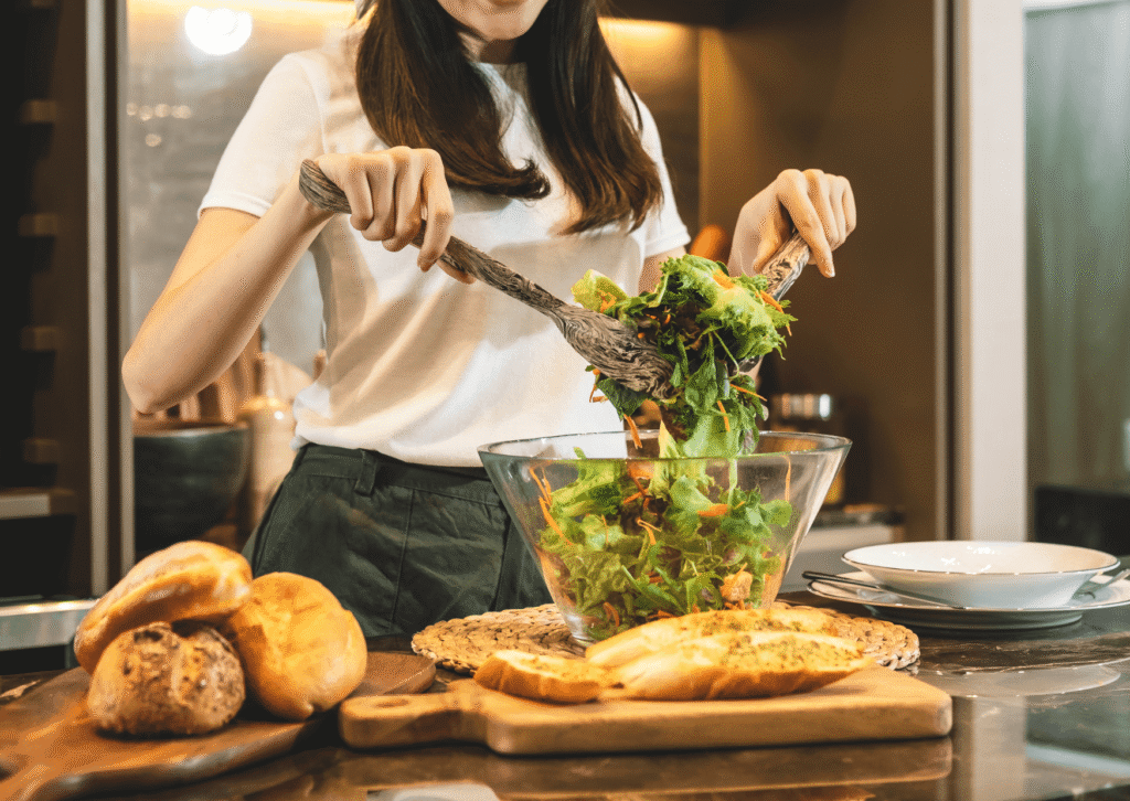 Descubra os melhores alimentos que ajudam a emagrecer com saúde. Veja a lista baseada na ciência para acelerar seu metabolismo.