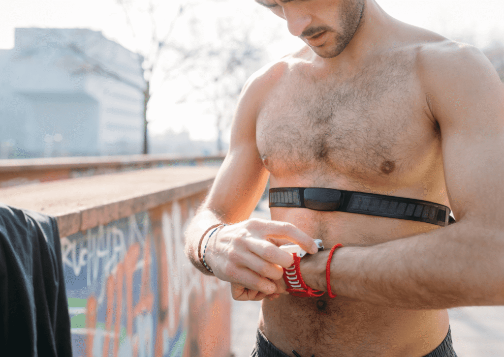 Nesse artigo, descubra como usar a variabilidade da frequência cardíaca (HRV) para decidir entre treino pesado ou descanso.