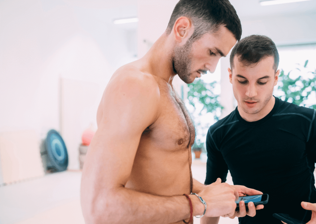 Descubra como o cálculo de calorias protege seus músculos. Aprenda a calcular seu gasto energético e mantenha sua massa magra sem errar.