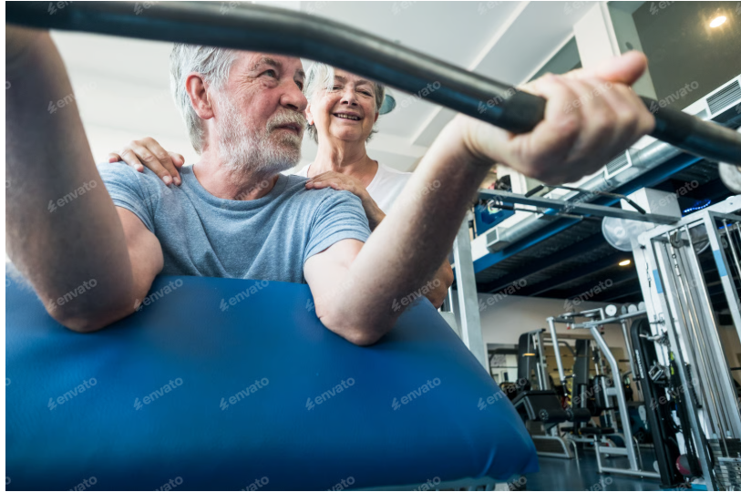 Entenda o impacto do treinamento de força para idoso na prevenção de quedas, ganho de massa muscular e no crescimento de academias.